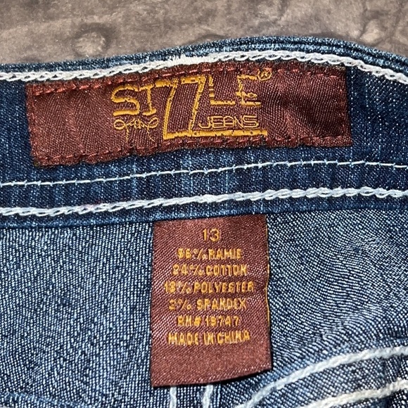 Sizzle Jeans 13 capri embroidered floral back pockets measurements in pictures - Picture 8 of 12